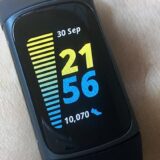 新しいFitbit Charge 5の初回感想｜1万歩と消費カロリーを画面で確認！