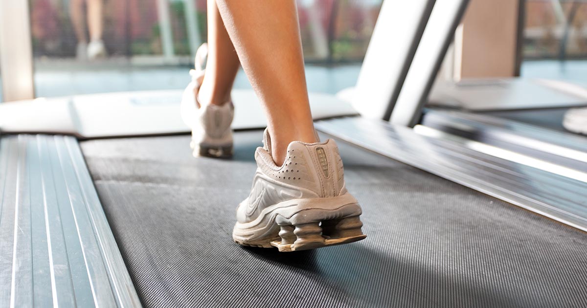 Woman running on treadmills in the gym（イメージ画像）