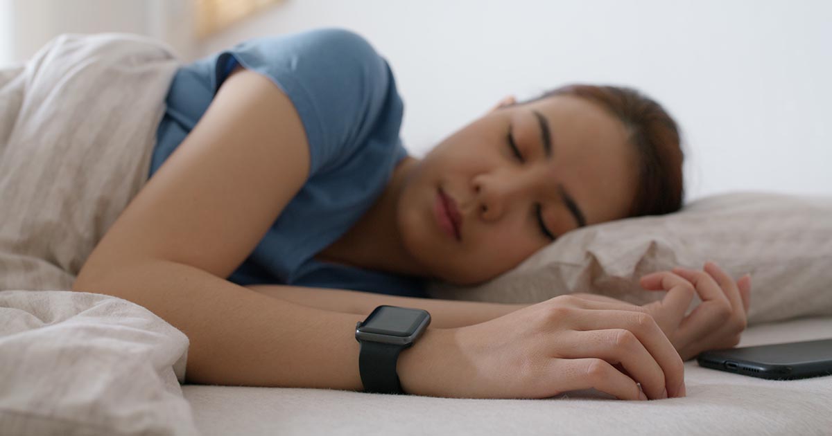 スマートウォッチを着けて寝る女性｜睡眠時の血中酸素トラッキング（イメージ画像）
