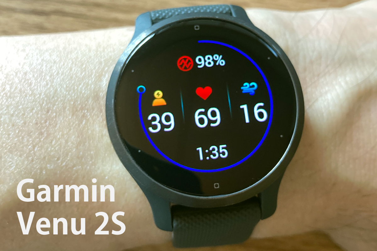 筆者が左手首に装着したGarmin Venu2Sの撮影写真（スマブロ.com）