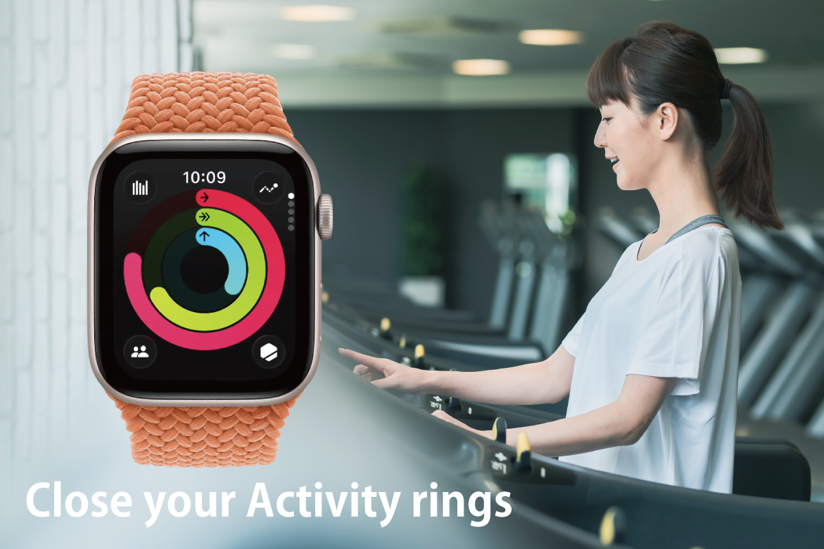 Apple Watchのムーブゴールを目指してウォーキングマシンを設定する様子の女性画像（作成者：おかきソムリエ）