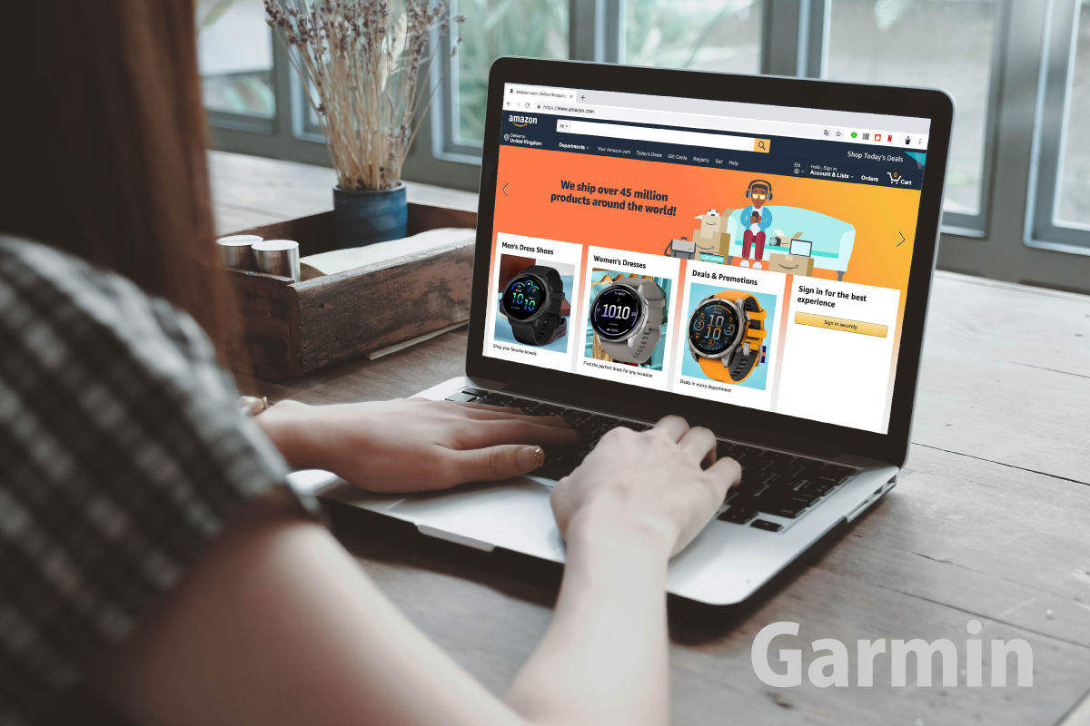 GarminのスマートウォッチをAmazonのサイトで調べる女性の様子(作成:おかきソムリエ)