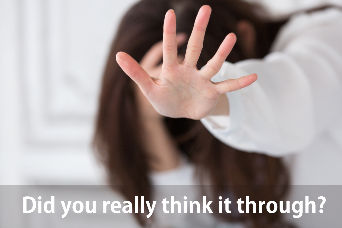 Venu4とVenu3、どっちを買うかよく考えてという仕草をする様子（イメージ画像）