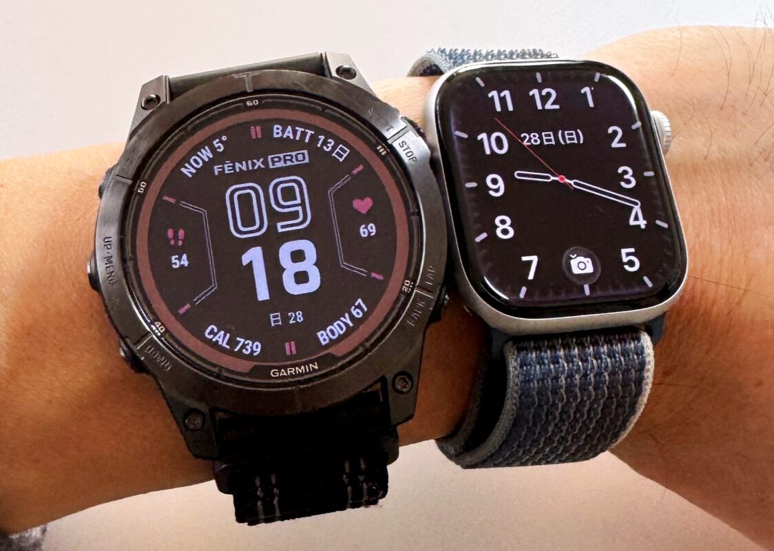 Garmin fēnix 7 Pro と Apple Watch Series 10 を腕に着けて画面を比較した写真（撮影：おかきソムリエ / スマブロ.com）