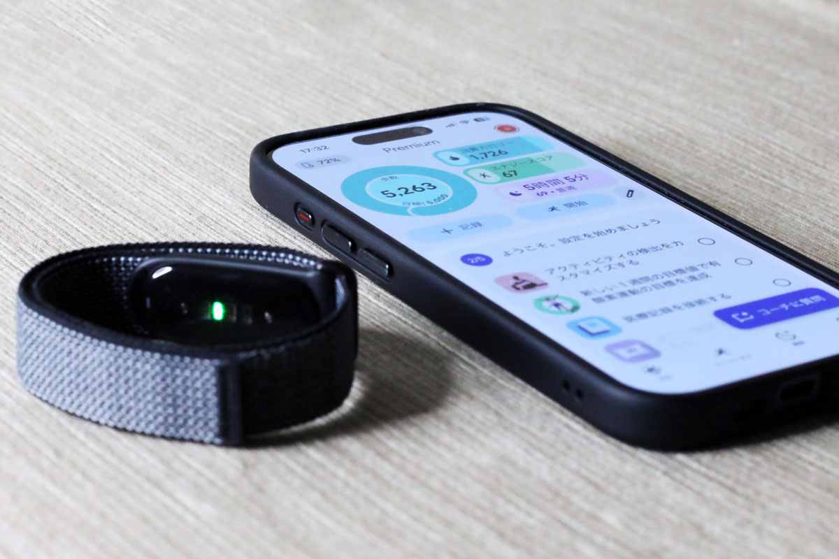 購入したFitbit Airとスマホに表示されるGoogle Health Premiumの画面（撮影：スマブロ.com）