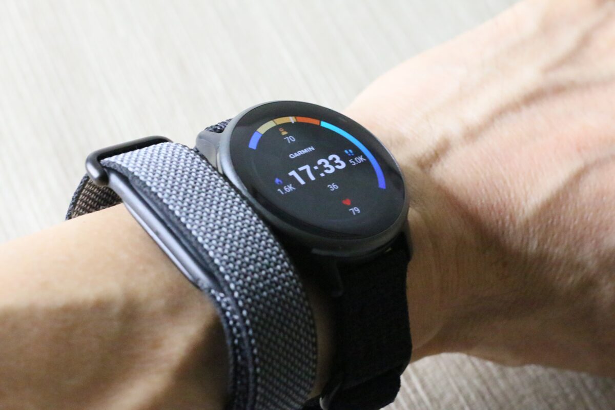 Google Fitbit AirとGarmin vivoactive 6を同じ手首に同時装着した実機写真。Fitbit Airは画面がなく、時刻や歩数の確認はvivoactive 6側で行う（撮影：スマブロ.com）