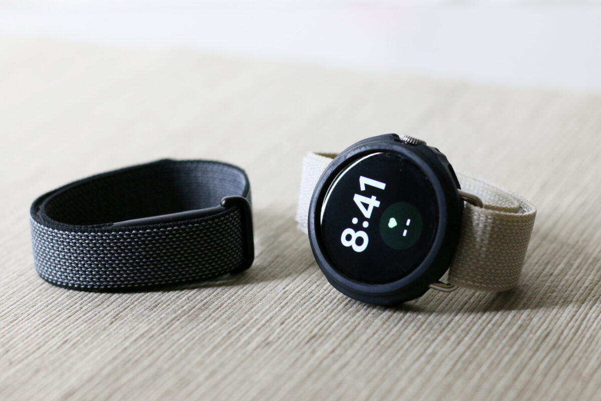 筆者愛用のFitbit AirとPixel Watch 3の写真(撮影:スマブロ.com)